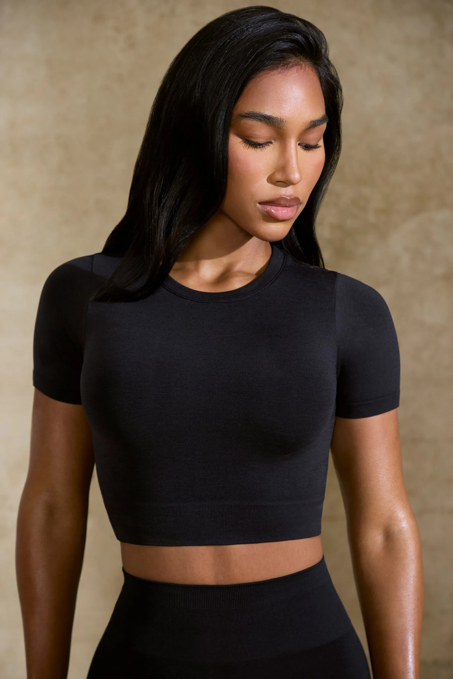 Excel -Define Luxe Baby Tee Crop Top In Black - Image 4