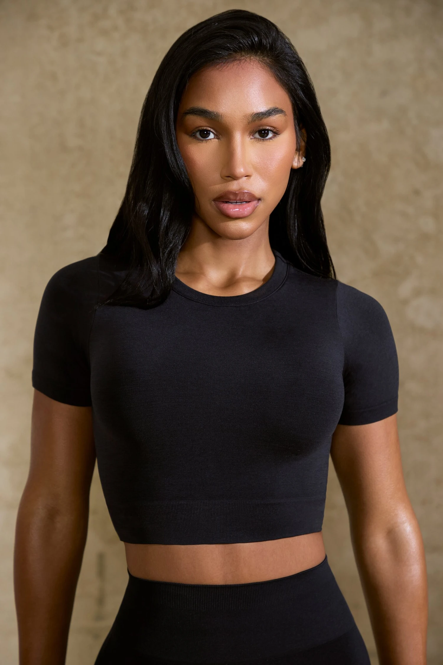 Excel -Define Luxe Baby Tee Crop Top In Black