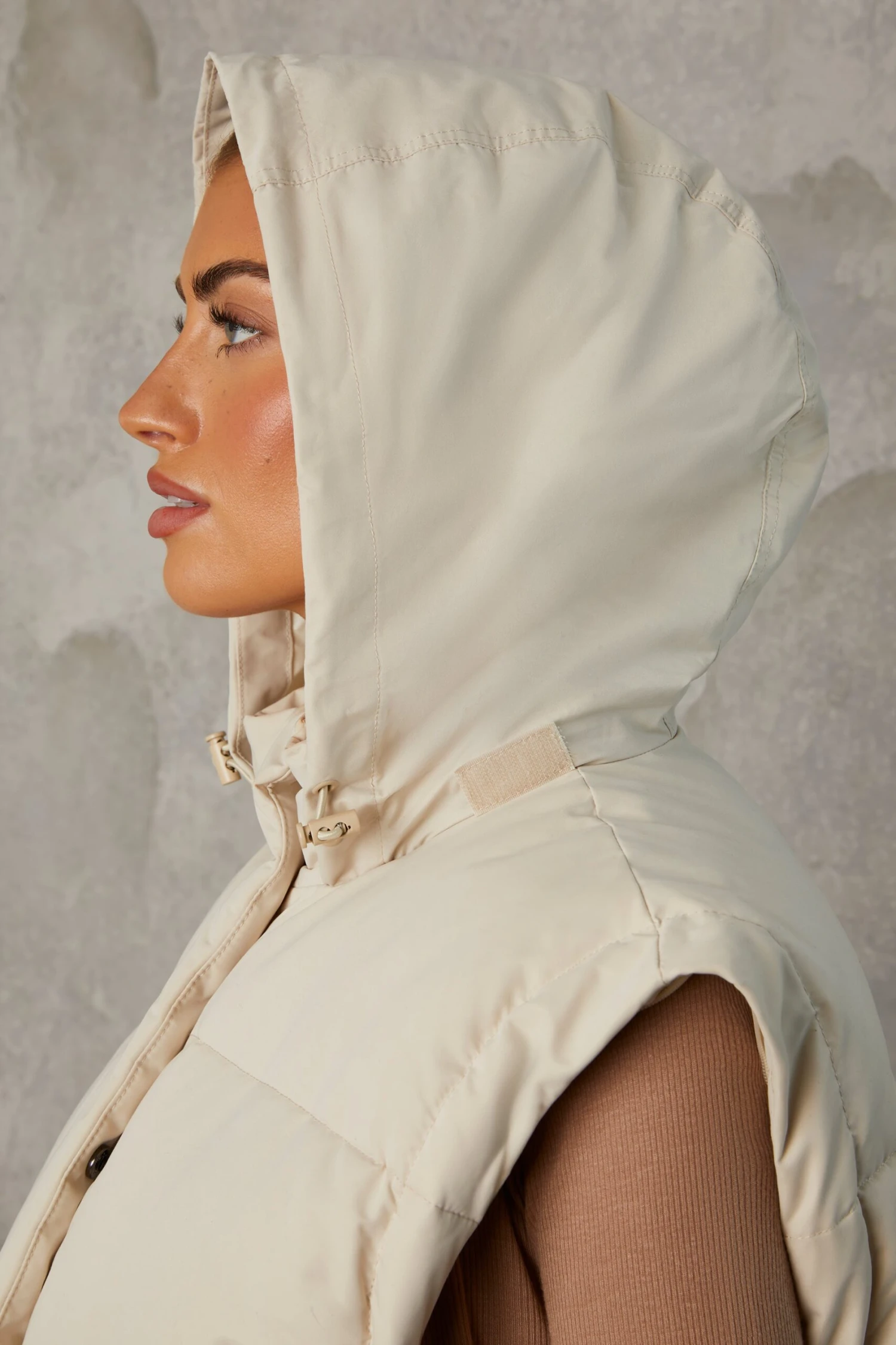 Essential - Cropped Puffer Jacket With Detachable Sleeves In Sand - Image 5