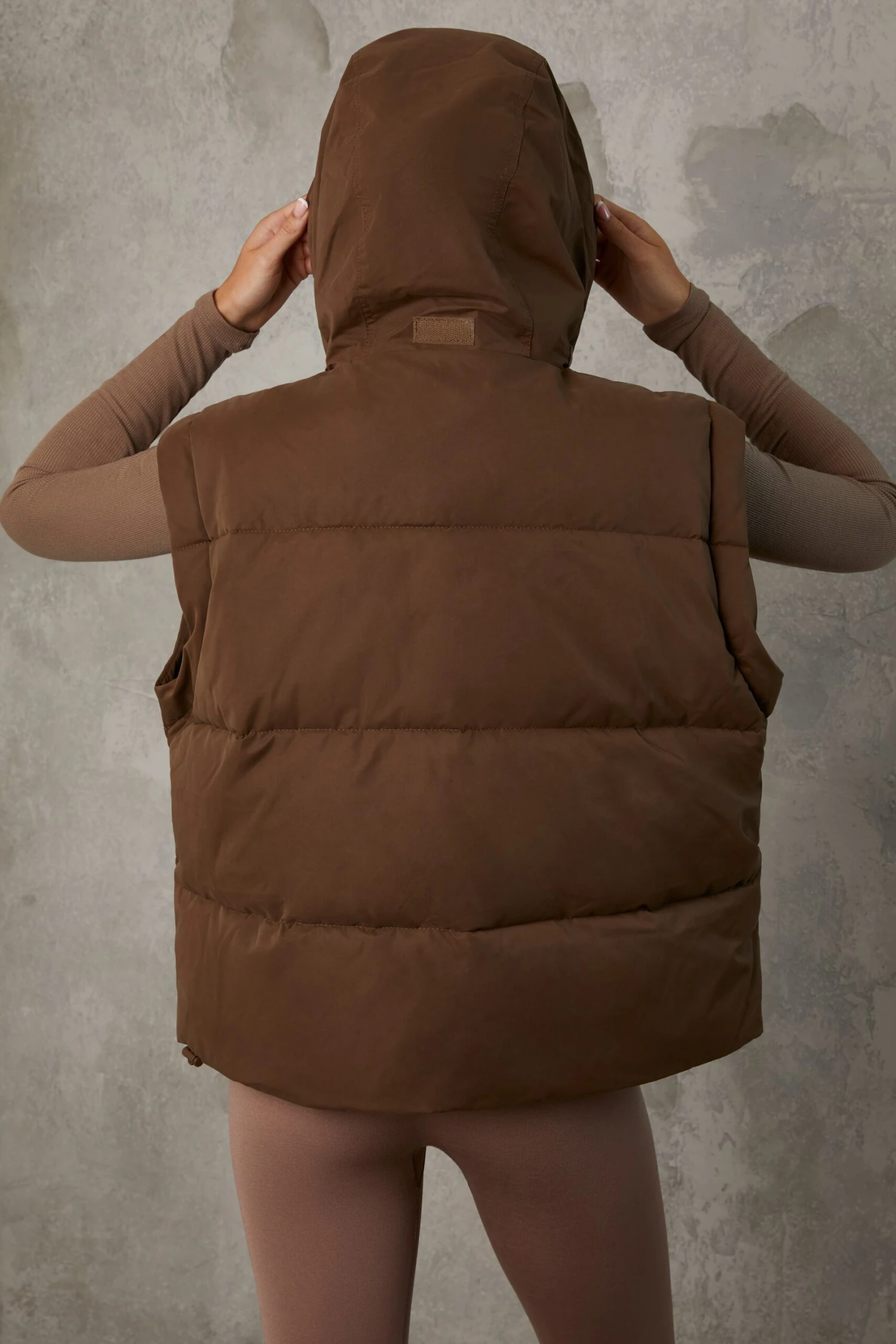 Essential - Cropped Puffer Jacket With Detachable Sleeves In Cocoa Brown - Image 4