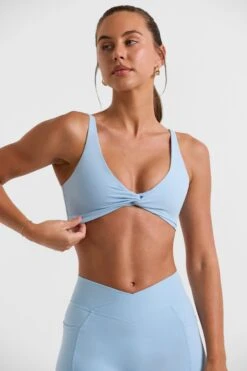 Set - Twist Bust Sports Bra In Ice Blue
