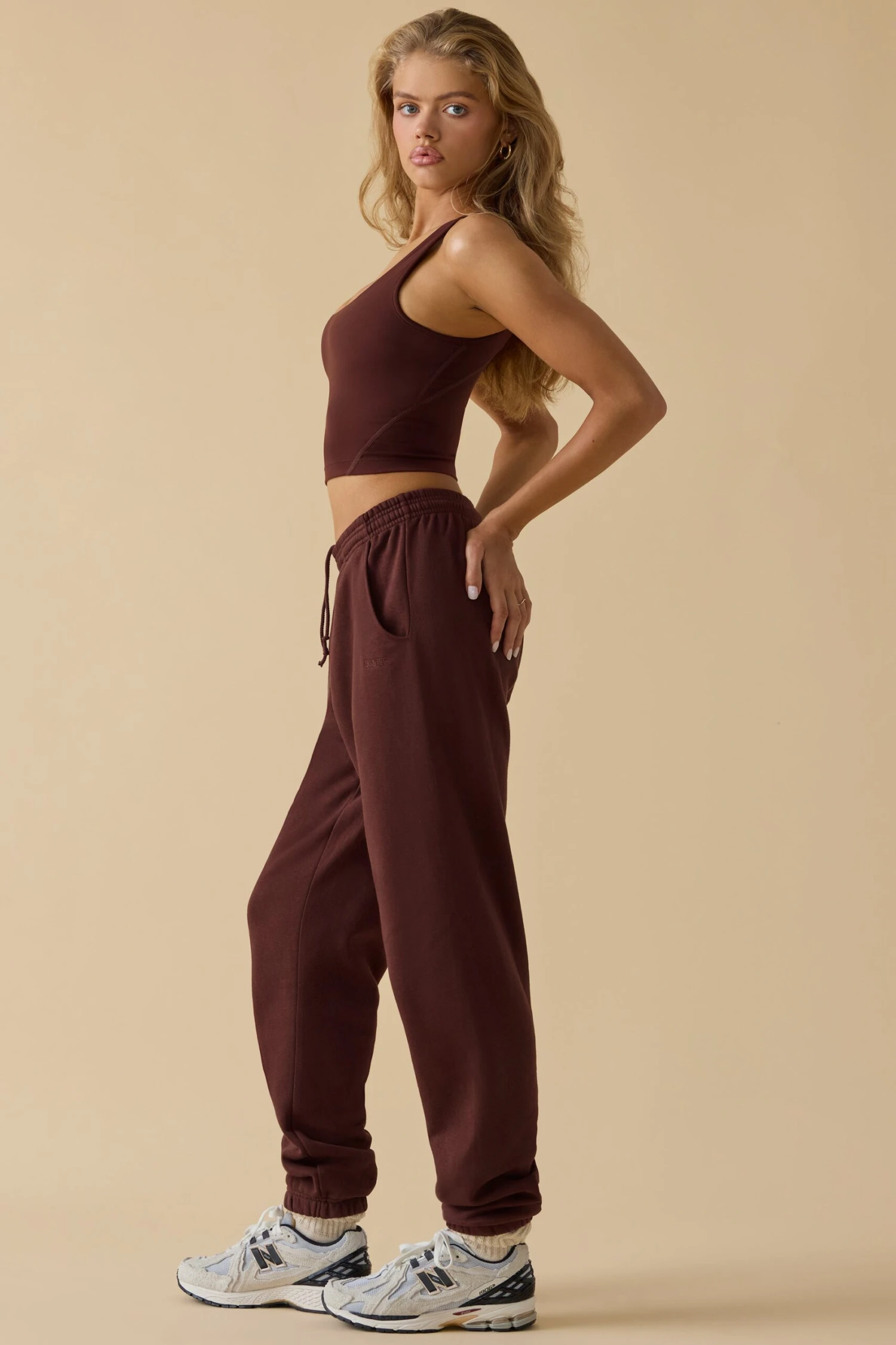 Ultimate - Petite Mid-Rise Joggers In Mahogany - Image 2